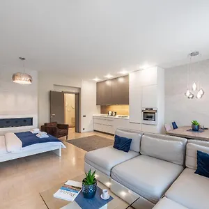 New Luxury Apt With Ac&parking In The Center Of Praha